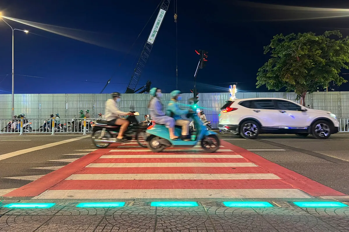 Sẽ nhân rộng đèn cảnh báo cho người đi bộ sang đường ở TP Hồ Chí Minh - Ảnh 3.
