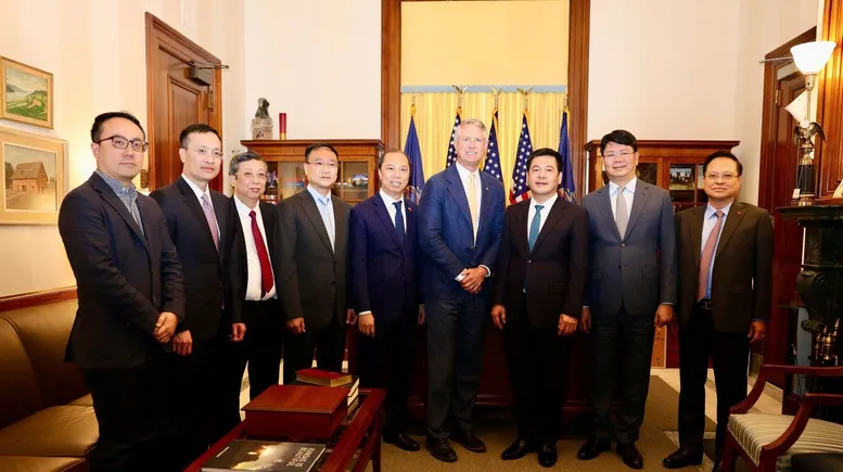 Bộ trưởng Bộ C&ocirc;ng Thương Nguyễn Hồng Di&ecirc;n l&agrave;m việc với Thượng nghị sĩ Roger Marshall, đại diện bang Kansas, th&agrave;nh vi&ecirc;n Đảng Cộng h&ograve;a.