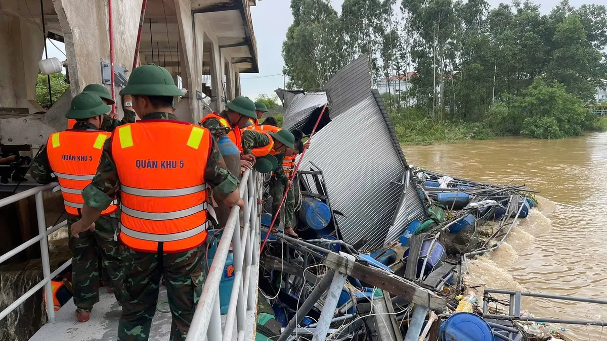 Bộ Chỉ huy Quân sự thành phố Đà Nẵng triển khai lực lượng ứng phó hoàn lưu Bão số 1 - Ảnh 1. Bộ Chỉ huy Quân sự thành phố Đà Nẵng triển khai lực lượng ứng phó hoàn lưu Bão số 1 - Ảnh 1.