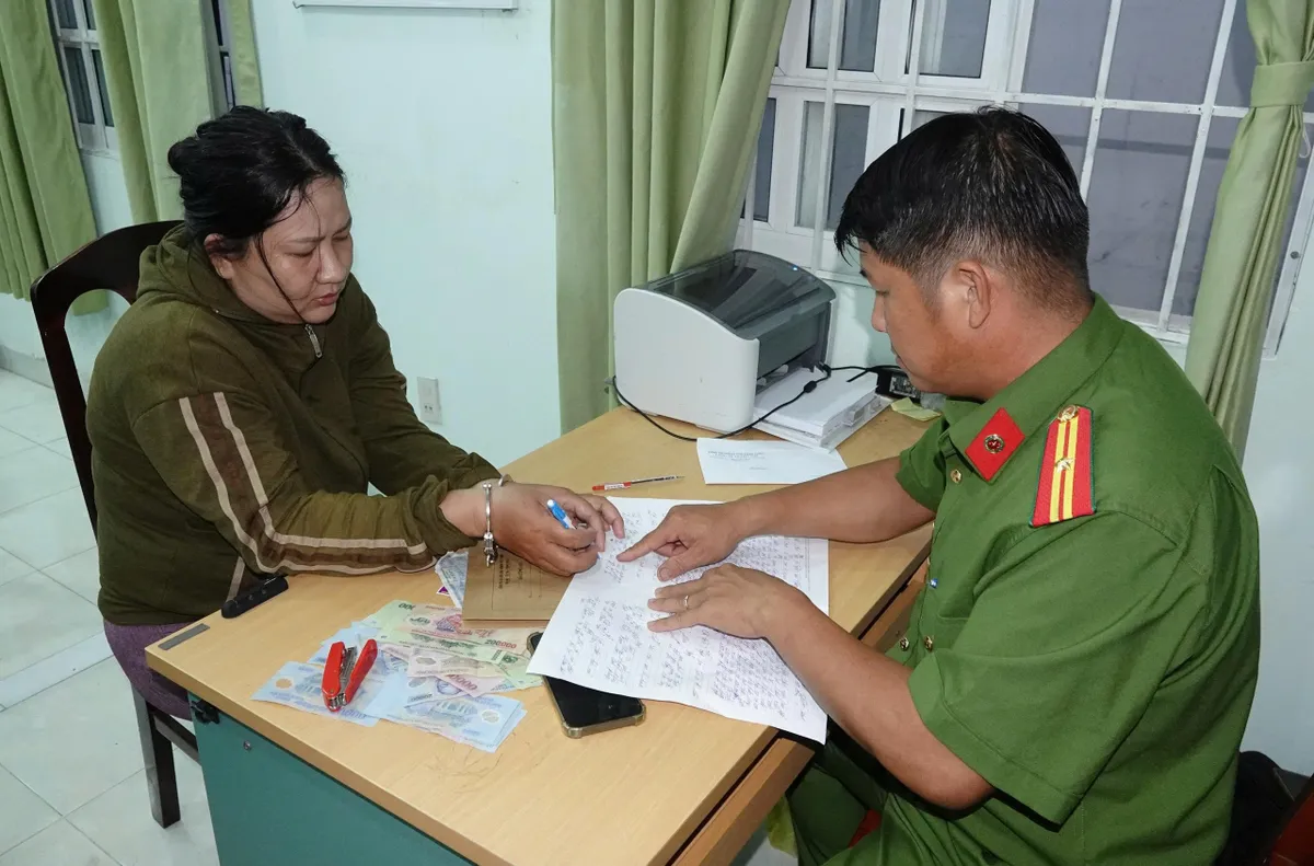 Nữ siêu cướp vé số sa lưới sau 4 giờ gây án - Ảnh 1.