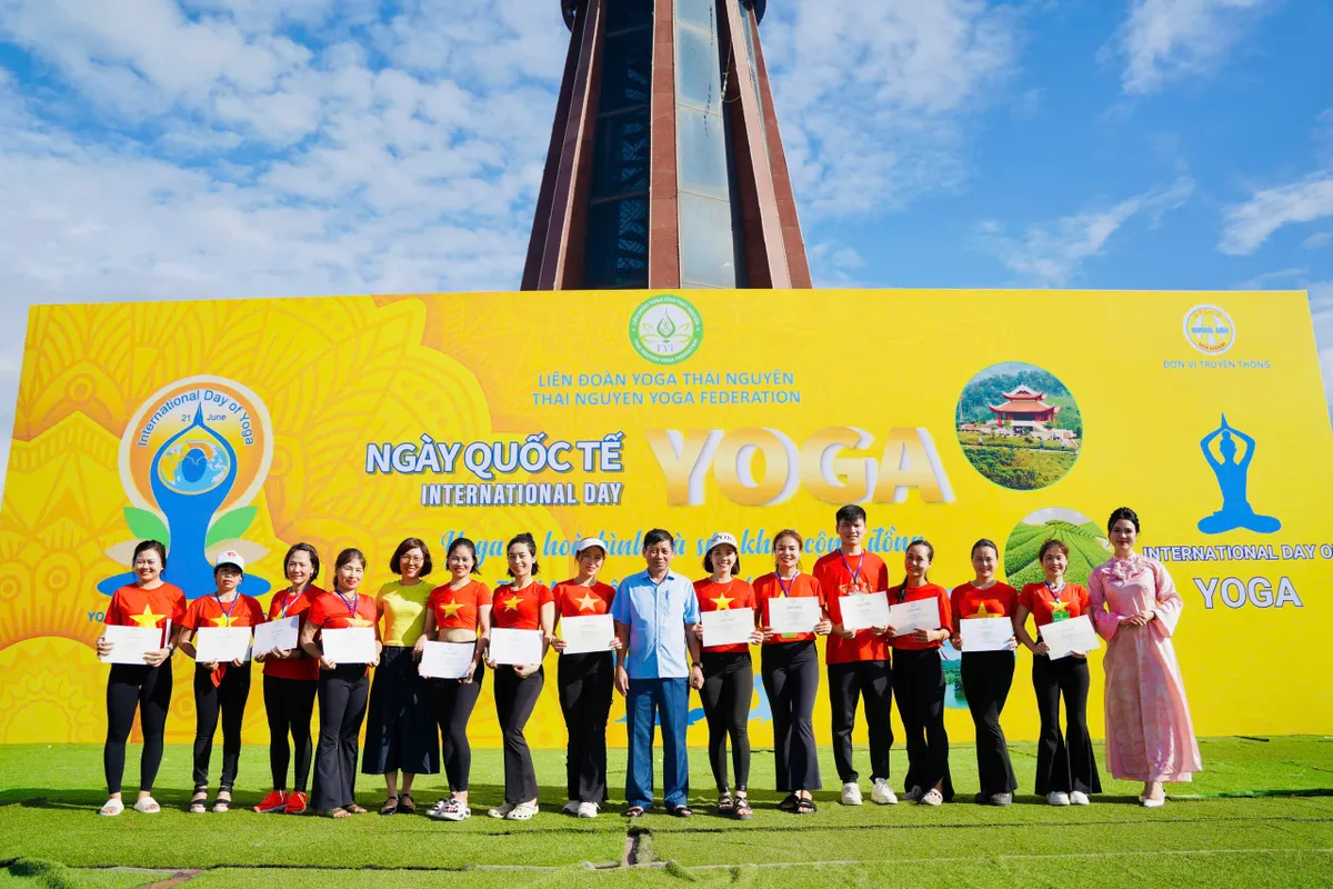Hàng nghìn hội viên chào mừng Ngày Quốc tế Yoga 2025 tại Thái Nguyên   - Ảnh 2.