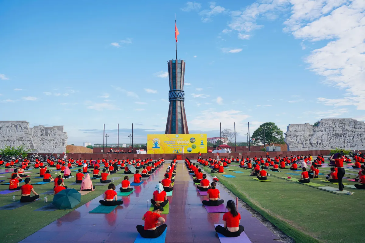 Hàng nghìn hội viên chào mừng Ngày Quốc tế Yoga 2025 tại Thái Nguyên   - Ảnh 1.