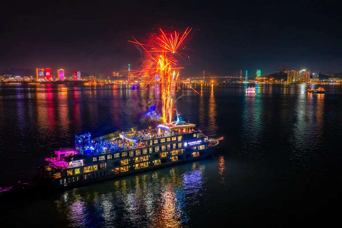Lương Bích Hữu mang thanh xuân trở lại trên sân khấu nổi Love in the Bay - Ảnh 4.