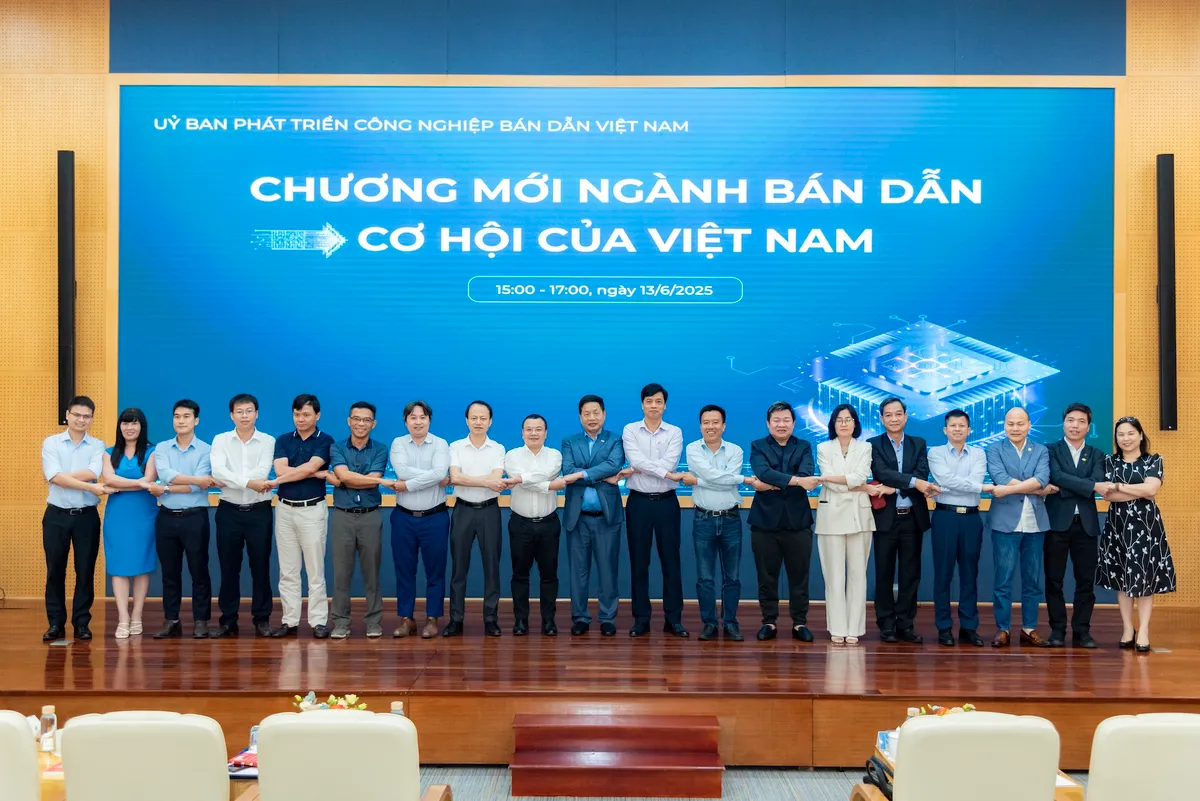 Chủ tịch FPT Trương Gia Bình: Bán dẫn là lương thực của kỷ nguyên số, AI là dầu khí của tương lai - Ảnh 1.