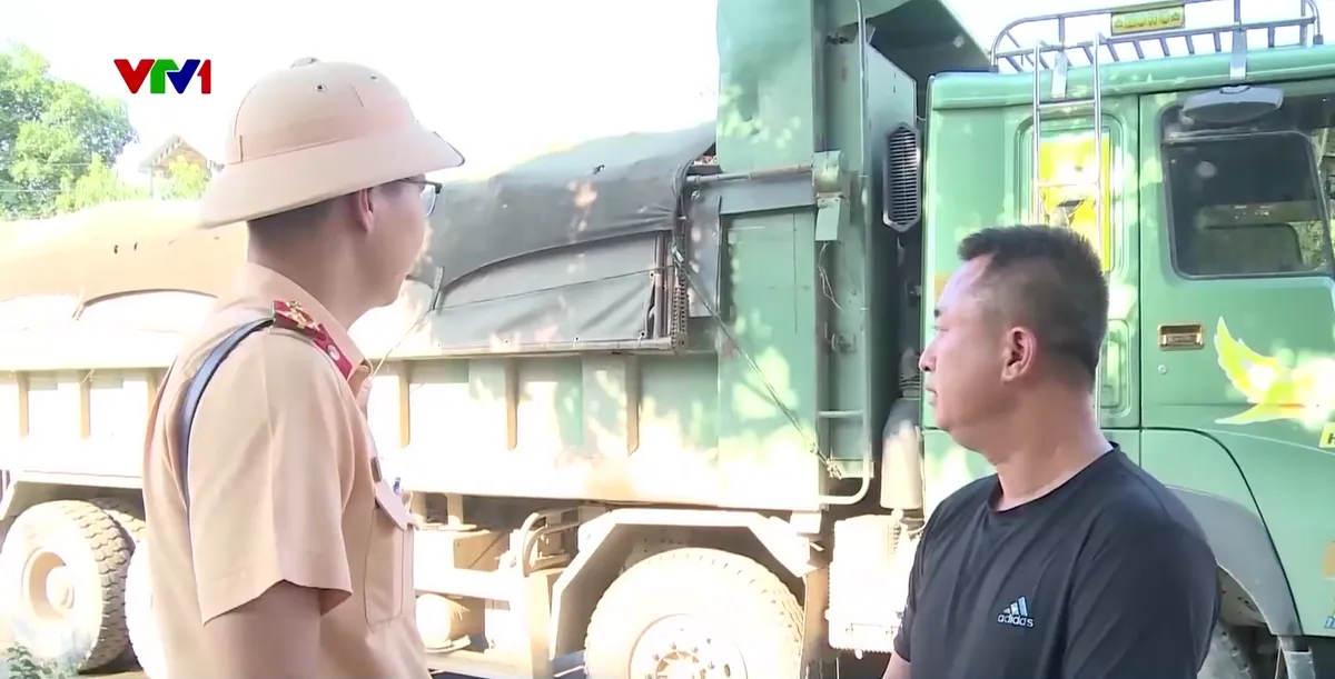 Tăng cường kiểm soát xe quá tải ngay từ khu vực đầu nguồn hàng - Ảnh 2.