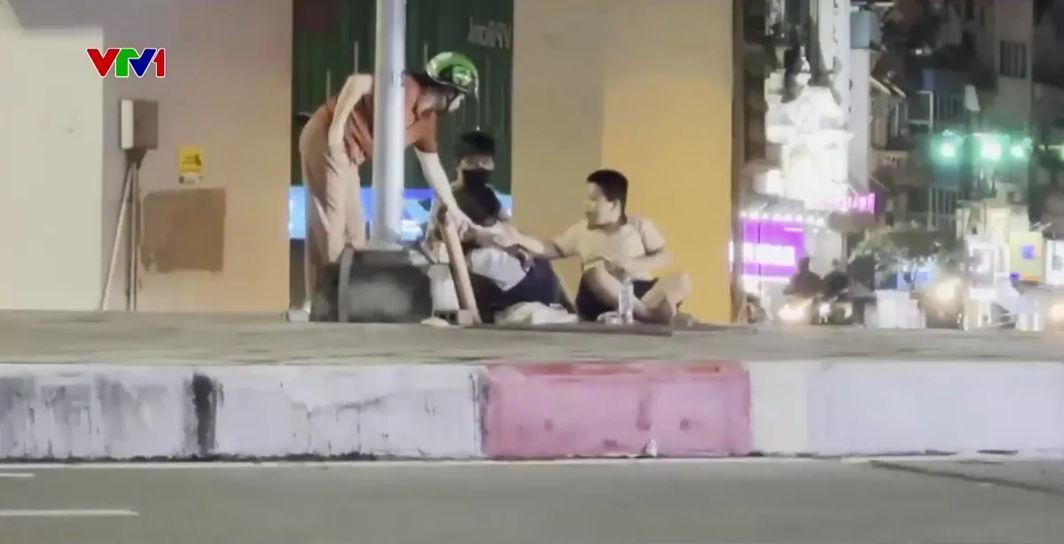 Những đứa trẻ nuôi người lớn - Ảnh 1.