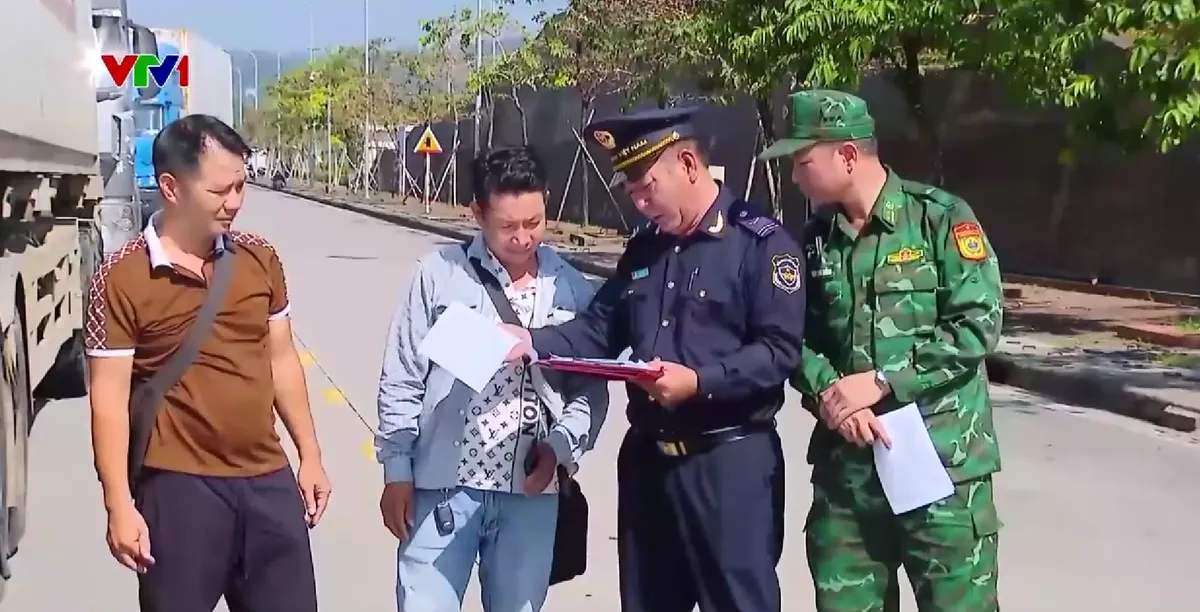 Hải quan quyết liệt chống buôn lậu, hàng giả - Ảnh 1.