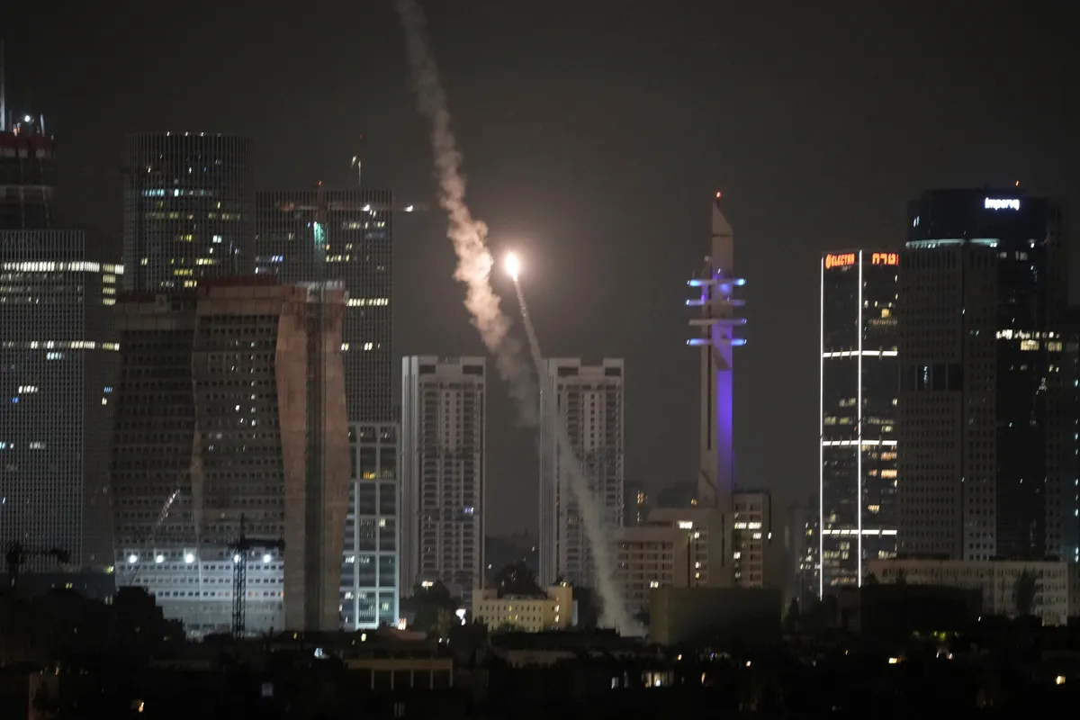 Israel và Iran tiếp tục không kích lẫn nhau - Ảnh 1.