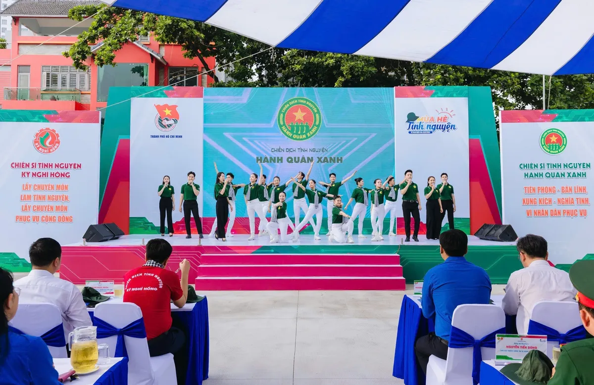 Những bước chân tình nguyện nối nhịp thành phố - Ảnh 1.