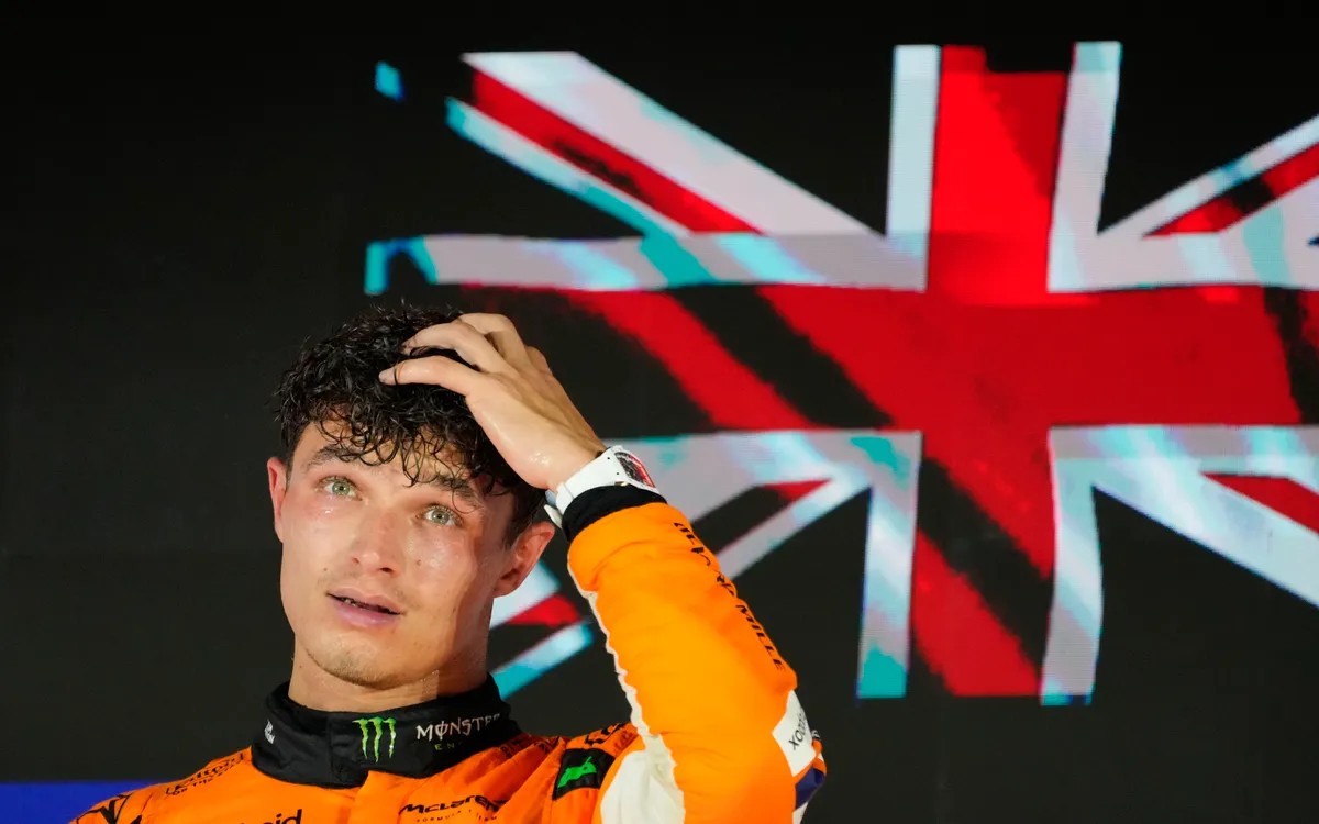 Lando Norris vừa phải lên tiếng xin lỗi người đồng đội vì pha va chạm ngớ ngẩn (Ảnh minh hoạ: AP)