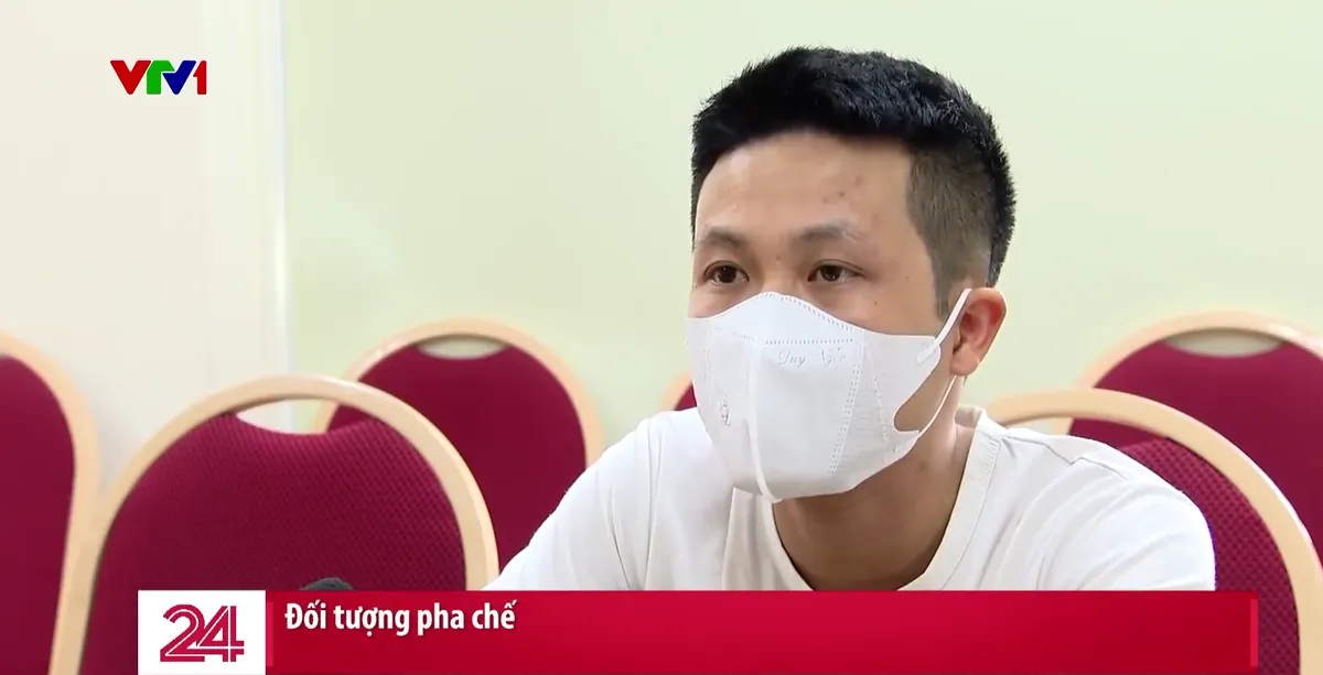 Triệt phá xưởng sản xuất cồn y tế giả do Phó Chủ tịch thị trấn điều hành - Ảnh 1.