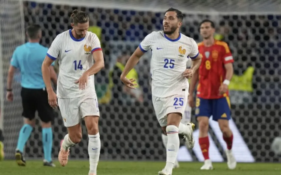 Khi vừa gia nhập Man City, Rayan Cherki đã gửi "chiến thư" đến Man Utd (Ảnh minh hoạ: AP)