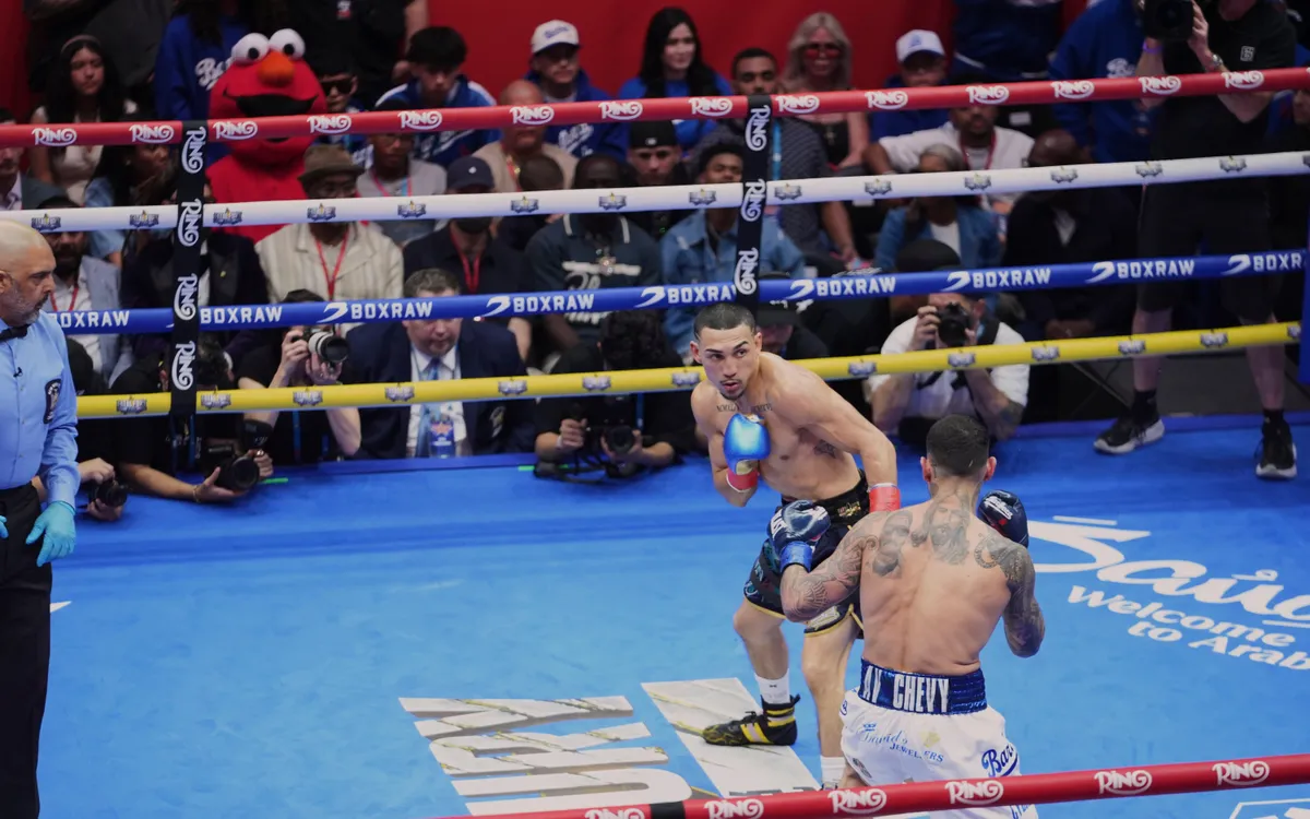 Teofimo Lopez đã bảo vệ danh hiệu vô địch thế giới hạng cân bán trung WBO trước Arnold Barboza Jr. tại Quảng trường Thời đại ở New York. (Ảnh: AP)