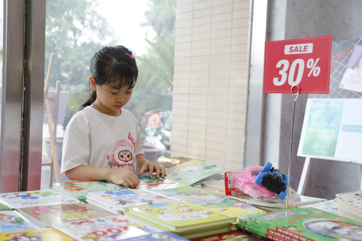 Tưng bừng hội sách thanh niên chào mừng 100 năm ngày Báo chí cách mạng Việt Nam - Ảnh 7.