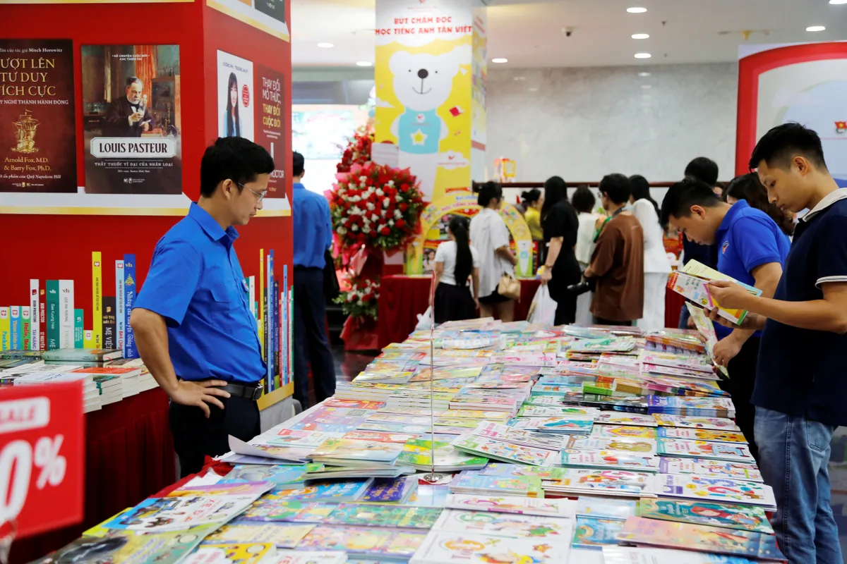 Tưng bừng hội sách thanh niên chào mừng 100 năm ngày Báo chí cách mạng Việt Nam - Ảnh 10.