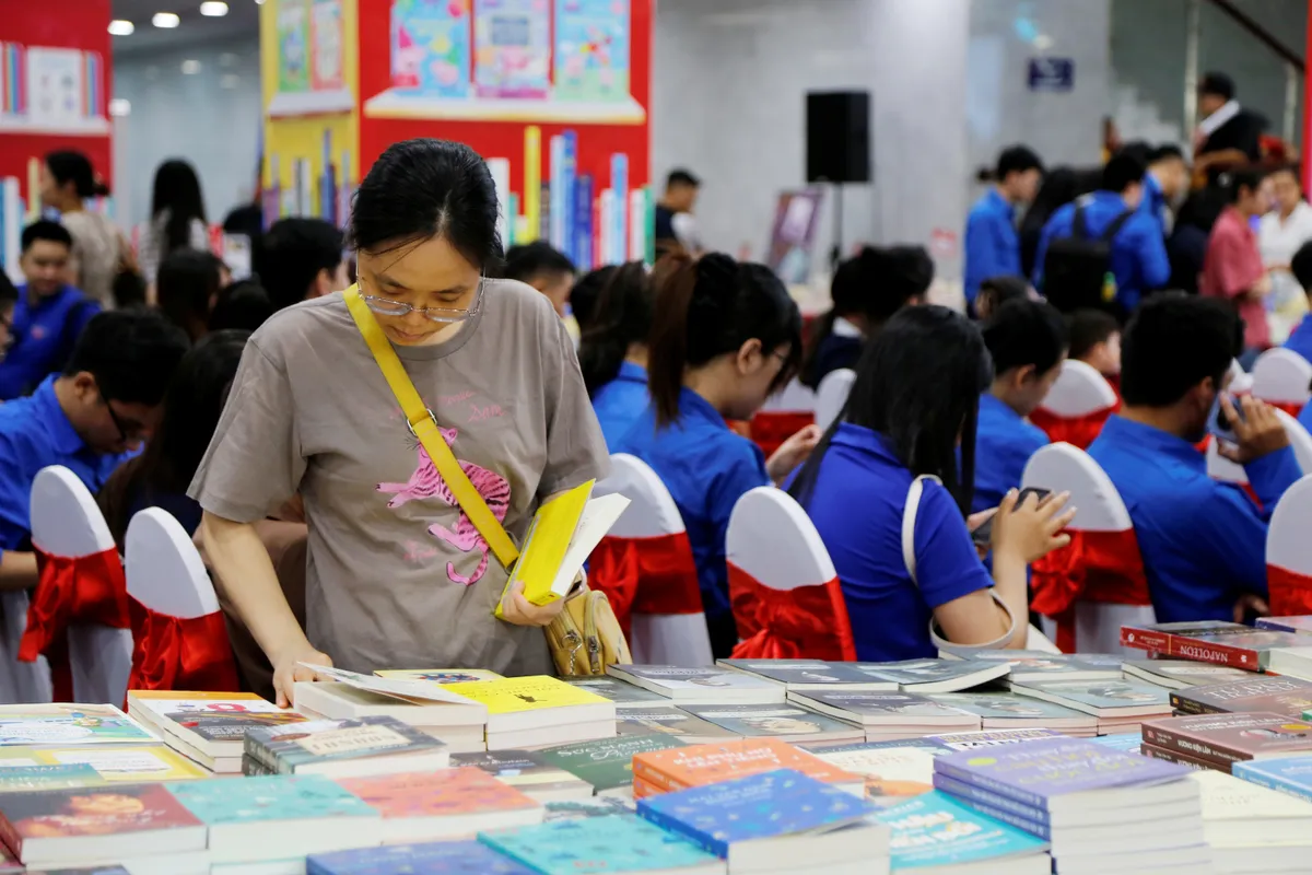 Tưng bừng hội sách thanh niên chào mừng 100 năm ngày Báo chí cách mạng Việt Nam - Ảnh 9.