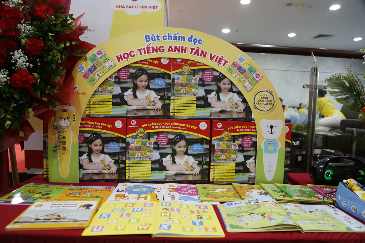 Tưng bừng hội sách thanh niên chào mừng 100 năm ngày Báo chí cách mạng Việt Nam - Ảnh 8.