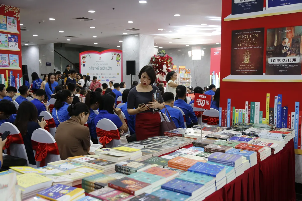 Tưng bừng hội sách thanh niên chào mừng 100 năm ngày Báo chí cách mạng Việt Nam - Ảnh 12.