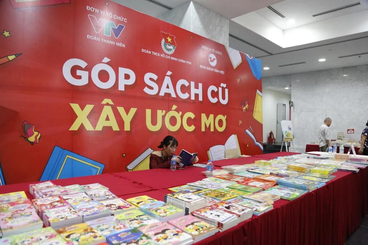Tưng bừng hội sách thanh niên chào mừng 100 năm ngày Báo chí cách mạng Việt Nam - Ảnh 18.