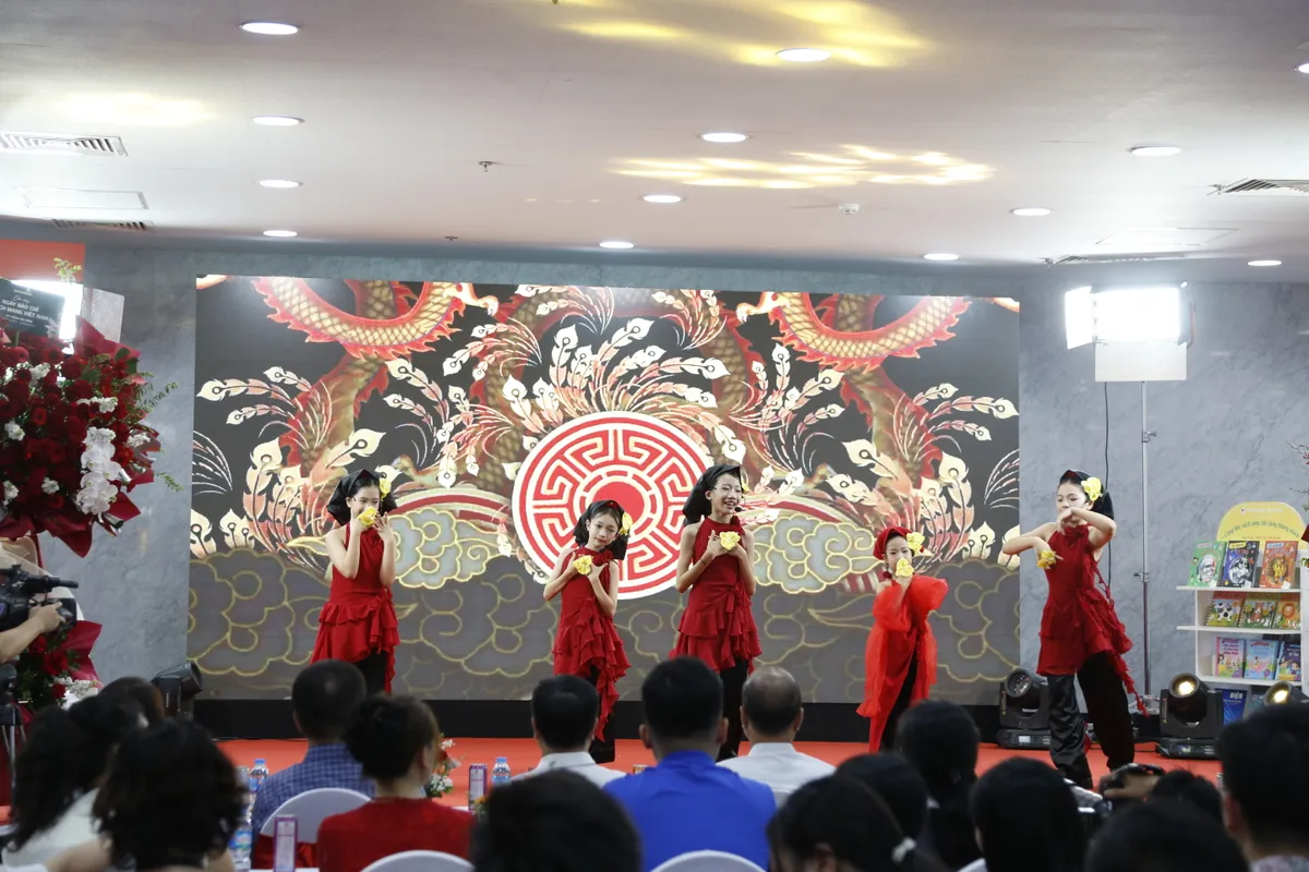 Tưng bừng hội sách thanh niên chào mừng 100 năm ngày Báo chí cách mạng Việt Nam - Ảnh 21.