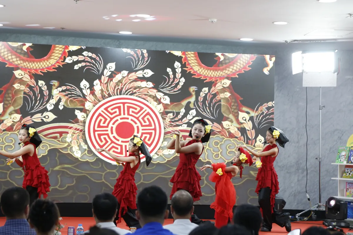 Tưng bừng hội sách thanh niên chào mừng 100 năm ngày Báo chí cách mạng Việt Nam - Ảnh 22.