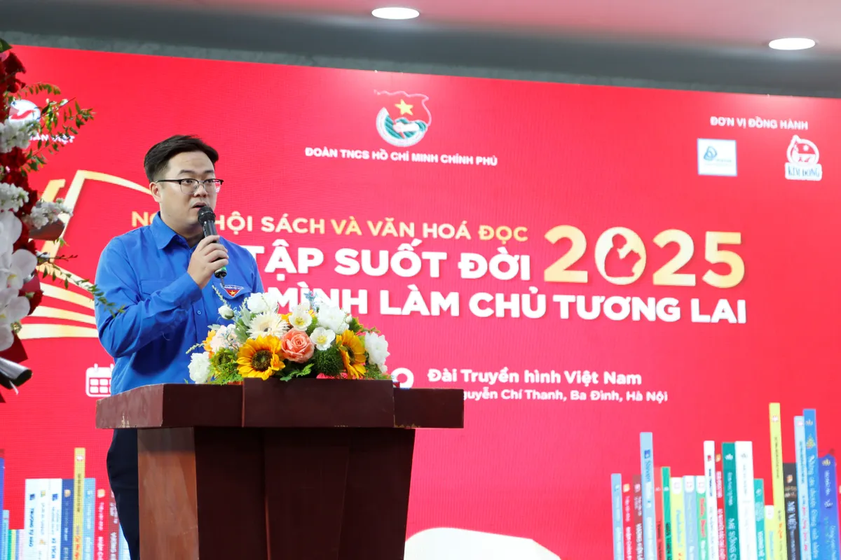 Tưng bừng hội sách thanh niên chào mừng 100 năm ngày Báo chí cách mạng Việt Nam - Ảnh 2.