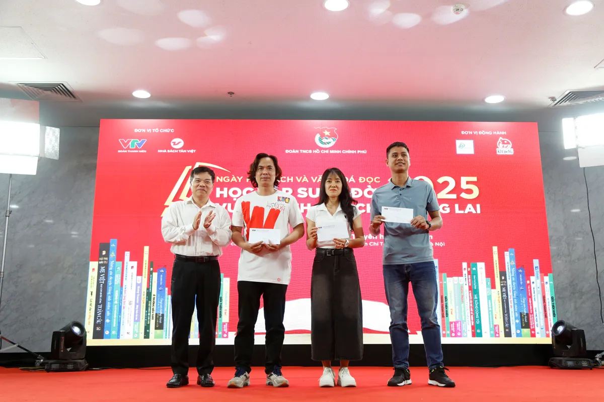 Tưng bừng hội sách thanh niên chào mừng 100 năm ngày Báo chí cách mạng Việt Nam - Ảnh 25.