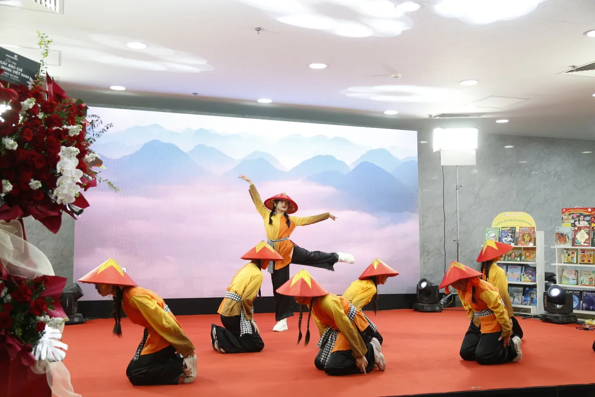 Tưng bừng hội sách thanh niên chào mừng 100 năm ngày Báo chí cách mạng Việt Nam - Ảnh 26.
