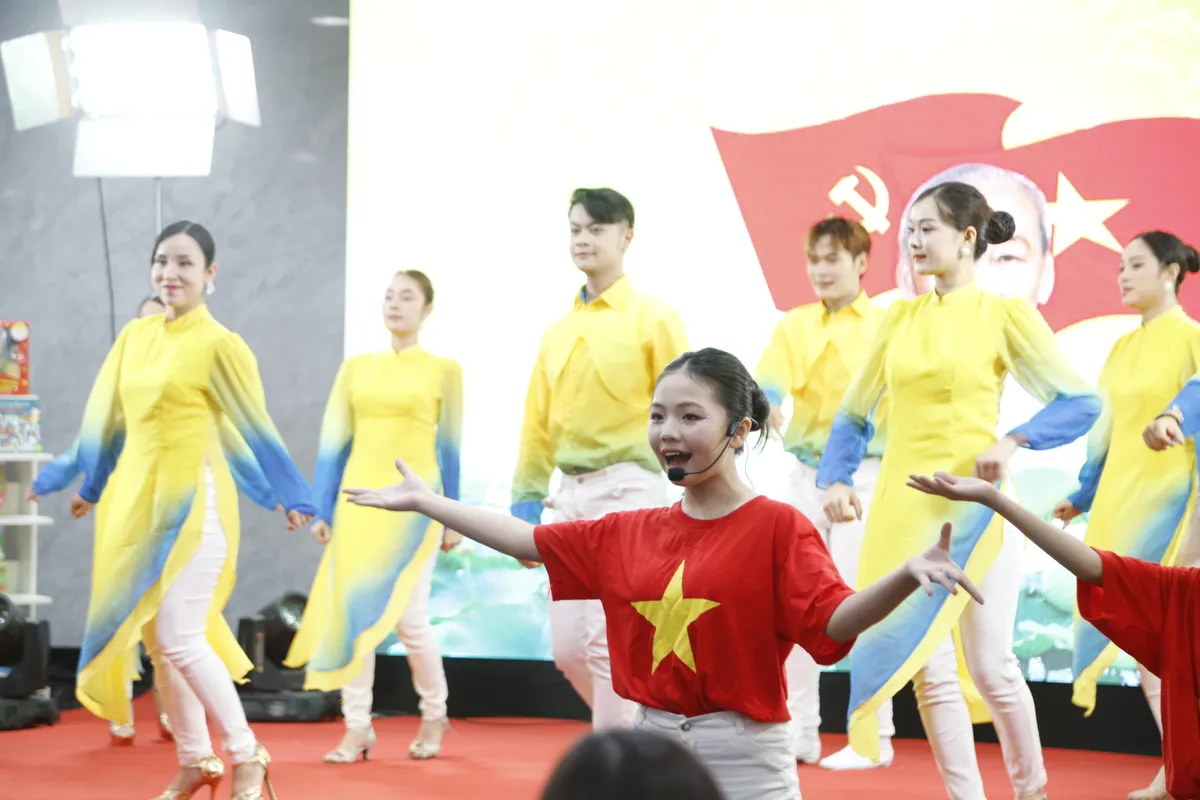 Tưng bừng hội sách thanh niên chào mừng 100 năm ngày Báo chí cách mạng Việt Nam - Ảnh 29.