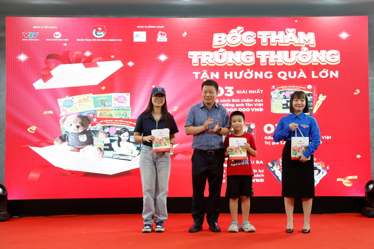 Tưng bừng hội sách thanh niên chào mừng 100 năm ngày Báo chí cách mạng Việt Nam - Ảnh 32.