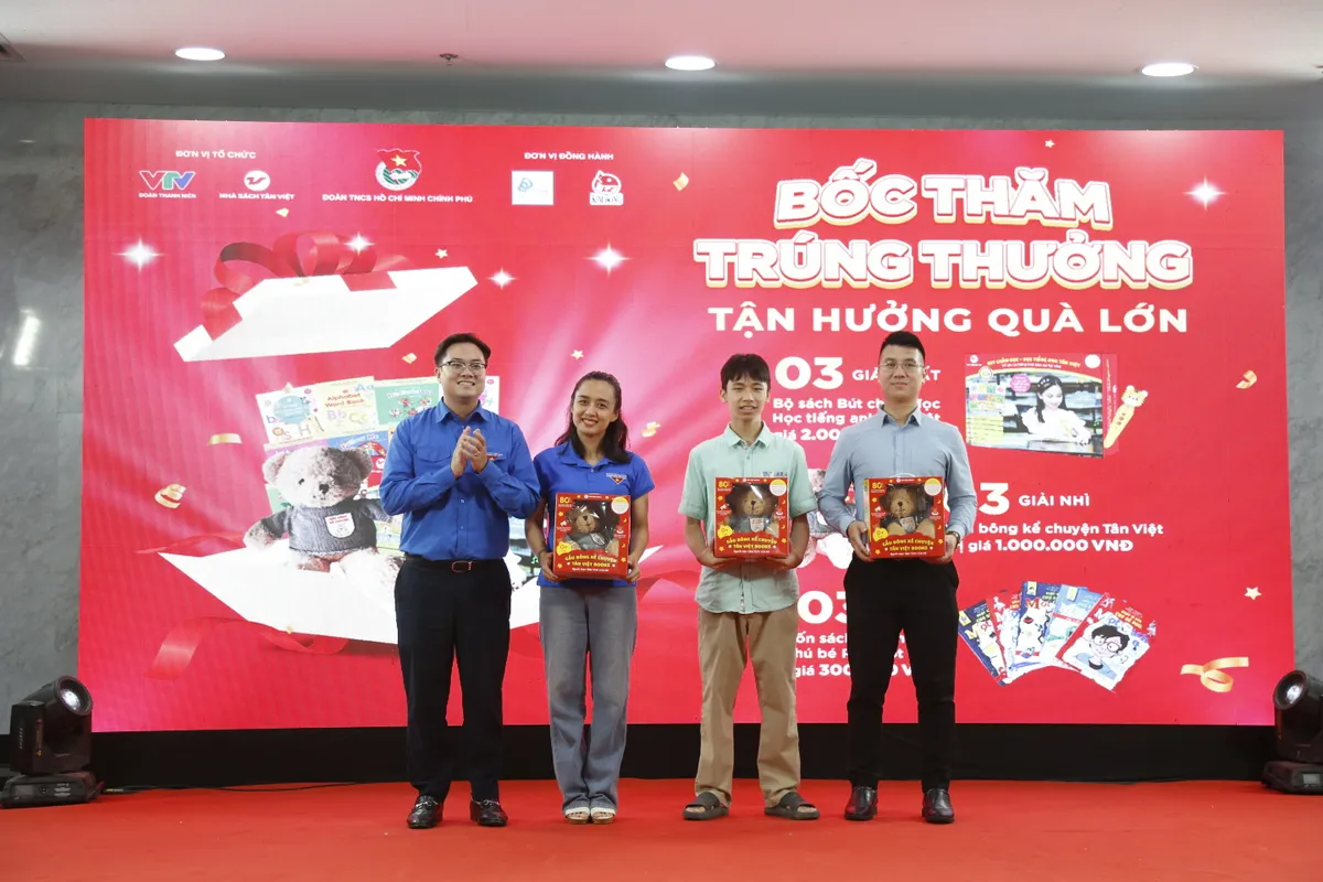 Tưng bừng hội sách thanh niên chào mừng 100 năm ngày Báo chí cách mạng Việt Nam - Ảnh 33.