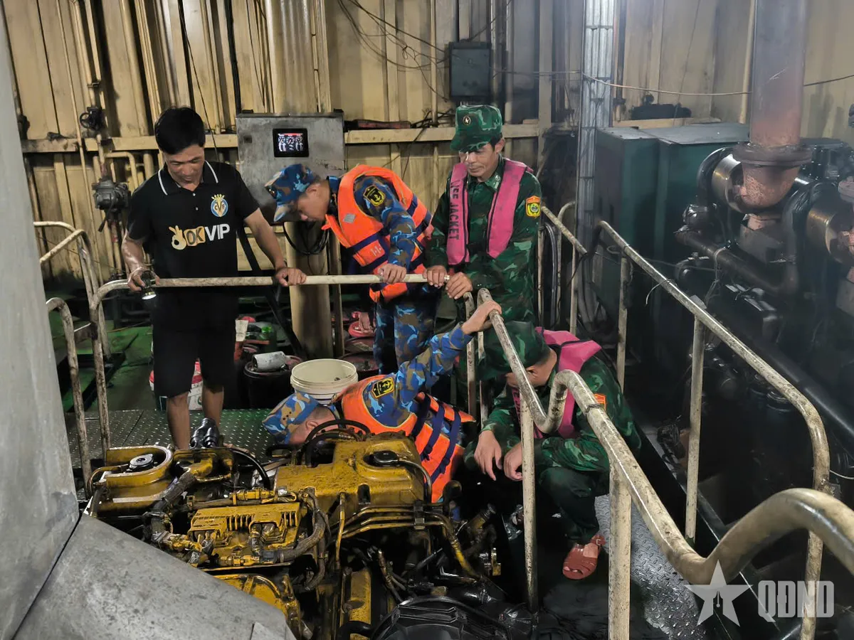 Cứu tàu cá cùng 9 thuyền viên gặp nạn trên biển Quảng Ninh - Ảnh 1.