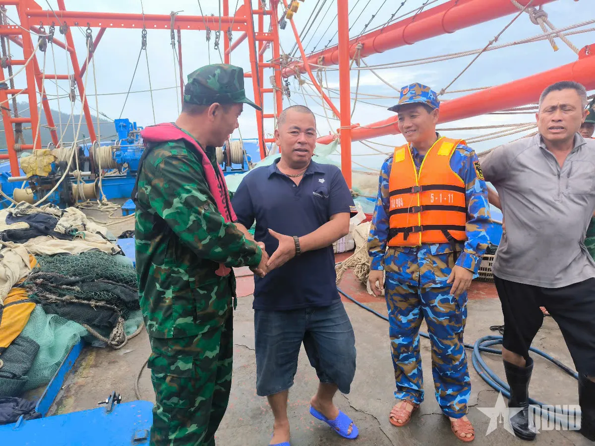 Cứu tàu cá cùng 9 thuyền viên gặp nạn trên biển Quảng Ninh - Ảnh 2.