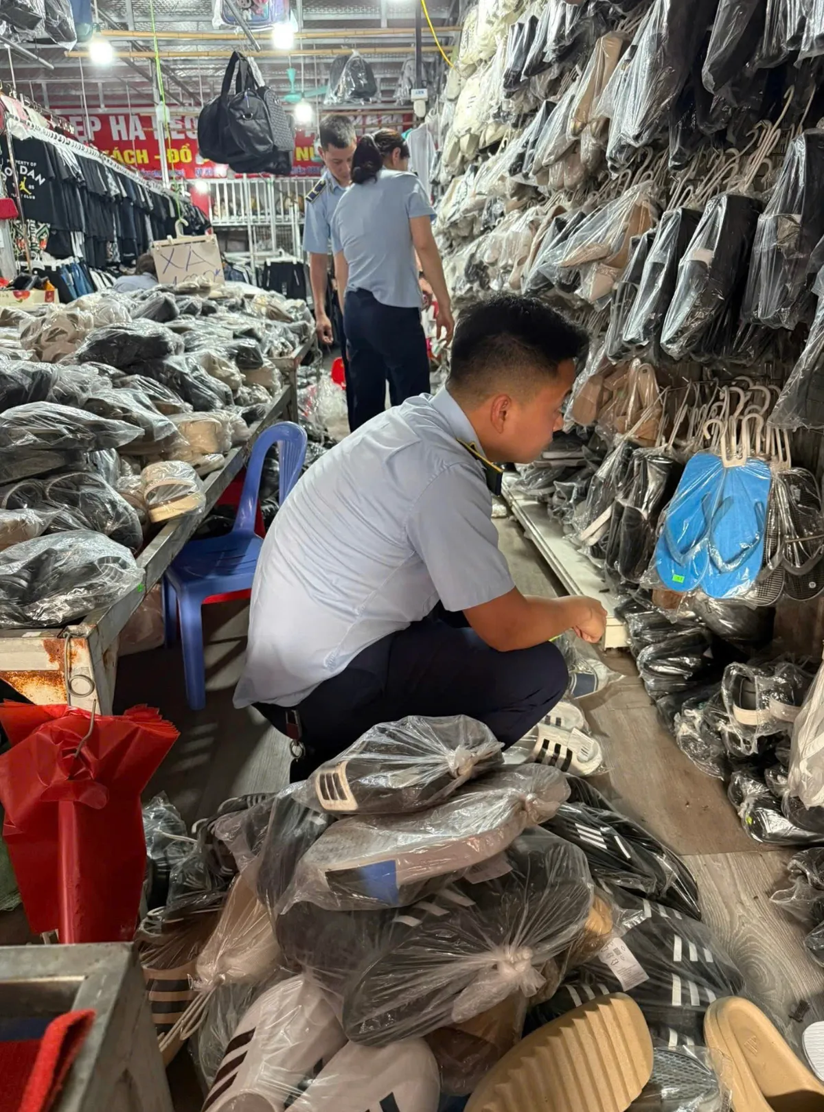 Thái Nguyên: Quyết liệt chống buôn lậu, hàng giả, thu nộp ngân sách hơn 500 triệu đồng - Ảnh 1. Thái Nguyên: Quyết liệt chống buôn lậu, hàng giả, thu nộp ngân sách hơn 500 triệu đồng - Ảnh 1.