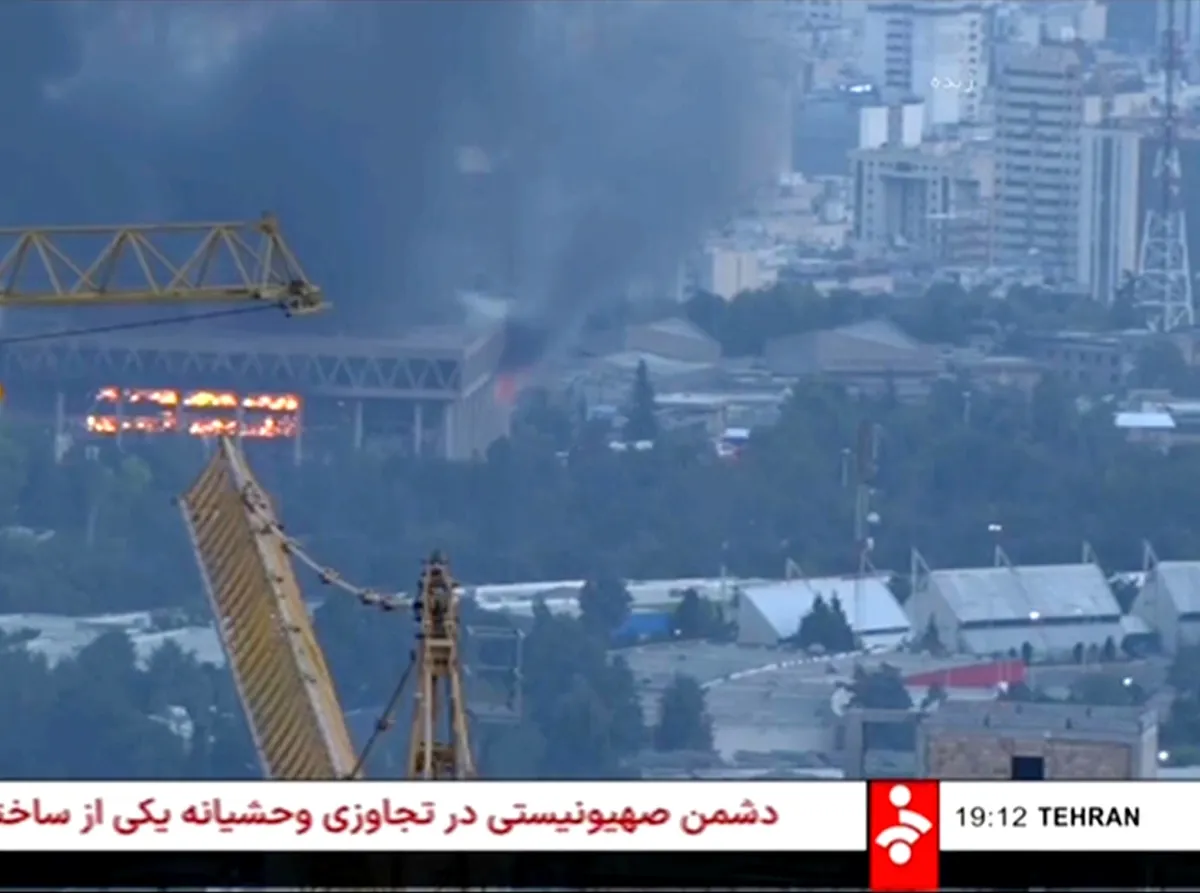 [VIDEO] Đài truyền hình nhà nước Iran bị không kích - Ảnh 1.