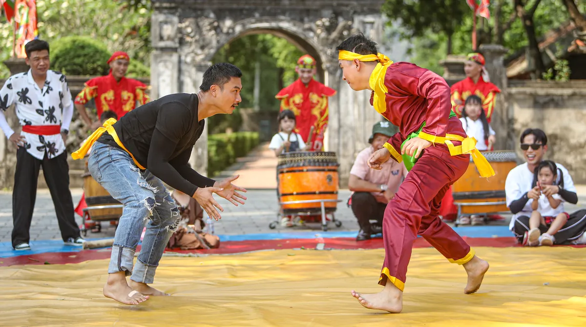 Bố ơi mình đi đâu thế: Duy Hưng - Trung Ruồi lần đầu đấu vật - Ảnh 1.