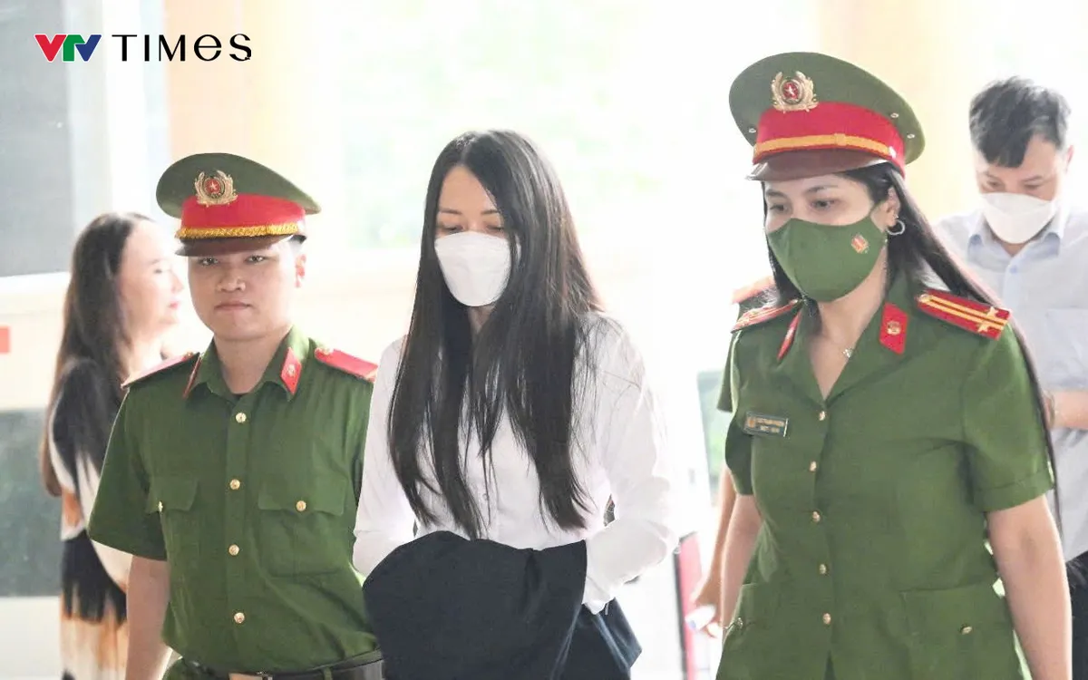 Các bị cáo trong vụ án Tập đoàn FLC được dẫn giải tới phiên phúc thẩm - Ảnh 3. Các bị cáo trong vụ án Tập đoàn FLC được dẫn giải tới phiên phúc thẩm - Ảnh 3.