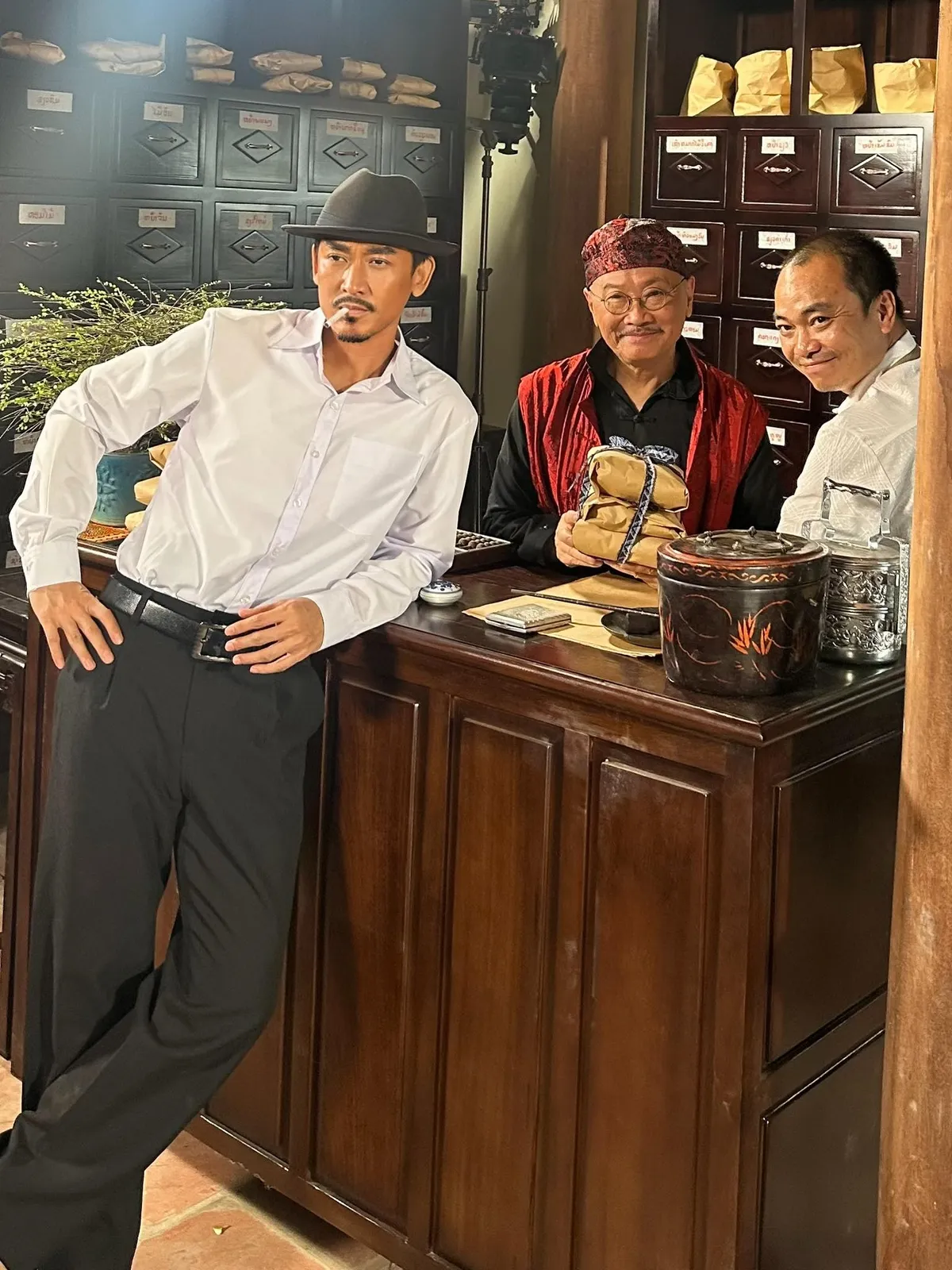 Hứa Vĩ Văn hội ngộ bạn diễn đặc biệt sau 15 năm, NSND Trịnh Kim Chi nhận bằng thạc sĩ ở tuổi 54 - Ảnh 2.