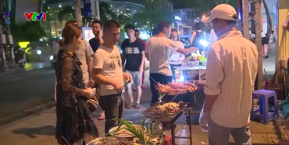 Nỗi lo tôm hùm chết bị bơm tạp chất để bán ra thị trường - Ảnh 1.