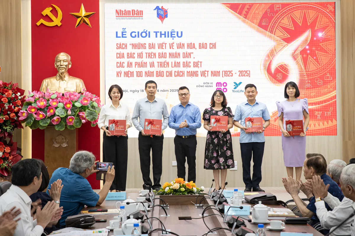 Đọc sách Những bài viết về văn hóa, báo chí của Bác Hồ trên Báo Nhân Dân nhân 100 năm Báo chí Cách mạng Việt Nam - Ảnh 1.