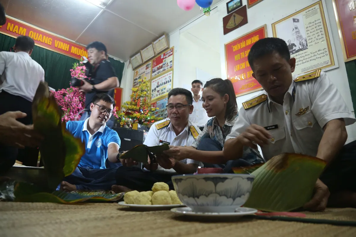 Báo chí đồng hành cùng Vùng 2 Hải quân giữ chủ quyền biển, đảo - Ảnh 3.