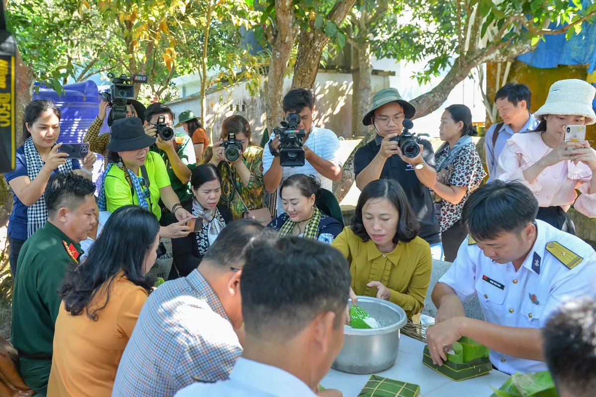 Báo chí - người bạn đồng hành của Vùng 5 Hải quân - Ảnh 4.