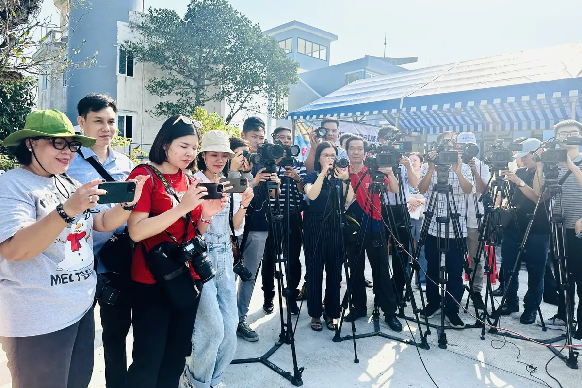 Báo chí - người bạn đồng hành của Vùng 5 Hải quân - Ảnh 9.