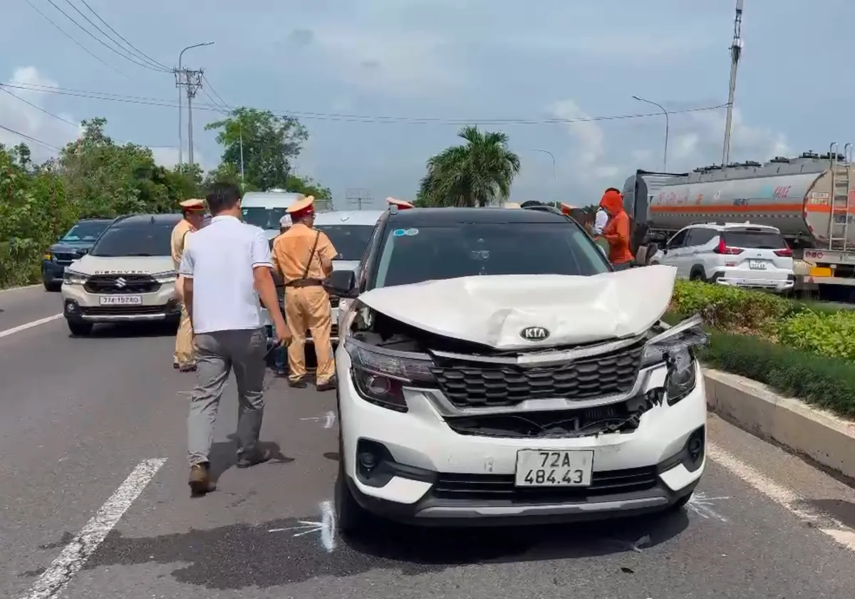 Tai nạn liên hoàn giữa 6 ô tô cửa ngõ TP Vũng Tàu bị ùn ứ - Ảnh 2.