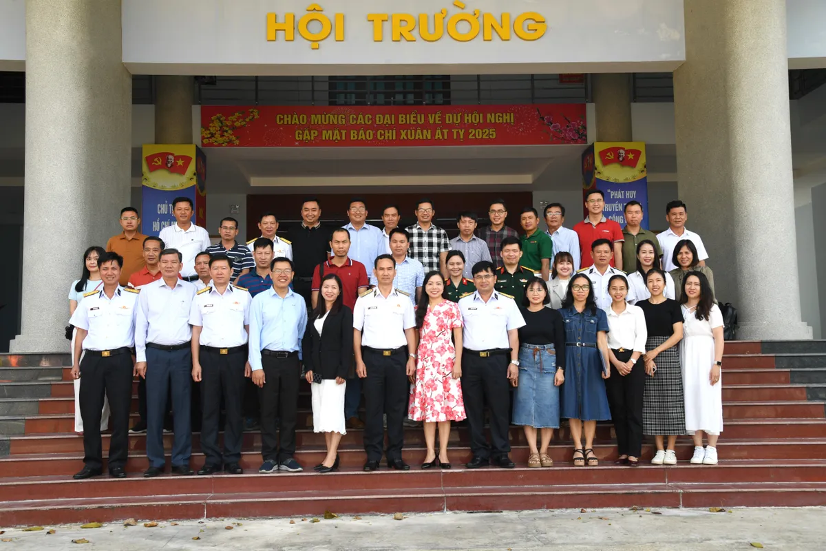 Báo chí - người bạn đồng hành của Vùng 5 Hải quân - Ảnh 14.