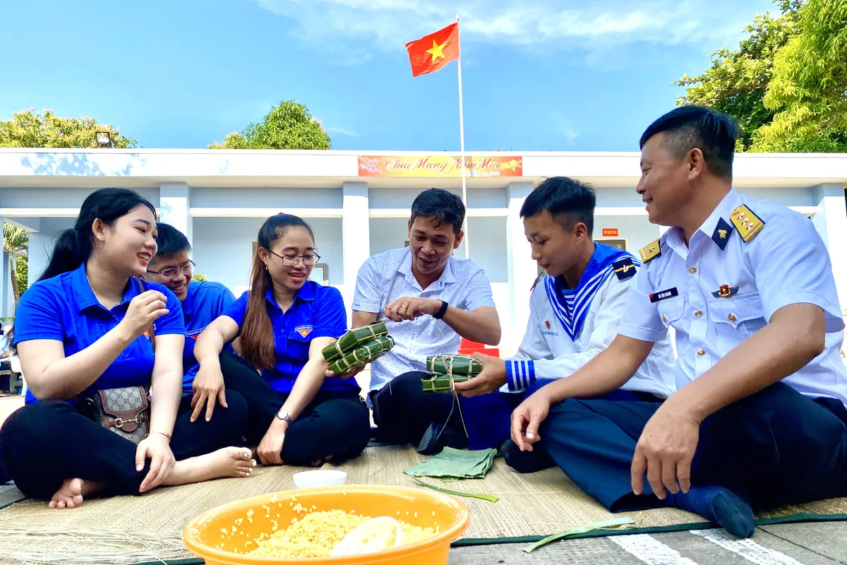 Báo chí - người bạn đồng hành của Vùng 5 Hải quân - Ảnh 15.