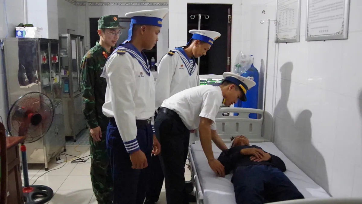 Cấp cứu kịp thời ngư dân gặp nạn trên biển tại bệnh xá đảo Trường Sa - Ảnh 1.