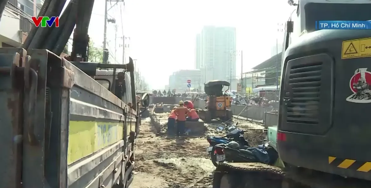 Sau nửa năm thông xe, đường Lương Định Của vẫn ngổn ngang rào chắn - Ảnh 1.
