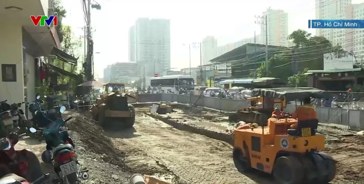 Sau nửa năm thông xe, đường Lương Định Của vẫn ngổn ngang rào chắn - Ảnh 2.