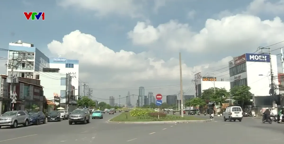 Sau nửa năm thông xe, đường Lương Định Của vẫn ngổn ngang rào chắn - Ảnh 3.